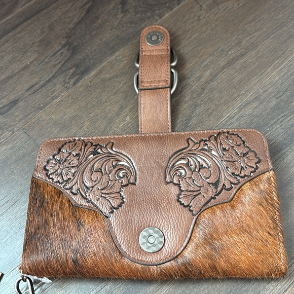 Justin Boots Wristlet/wallet,hair hide,bone,inlay, magnetic close,multisection - Picture 4 of 10